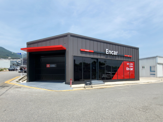 Ndërtesa moderne e Encar me dizajn industrial